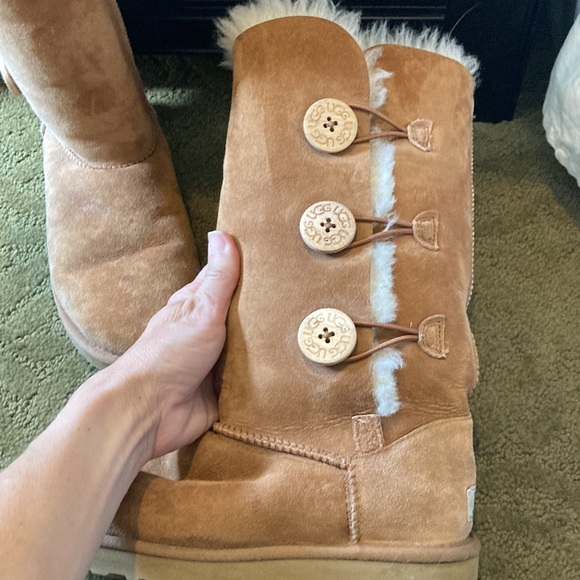 UGGs- three button Bailey chestnut color - Picture 2 of 12